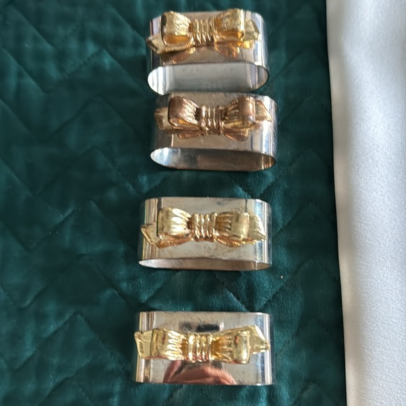 4 Napkins with Gold Bow Ring - Picture 2 of 2